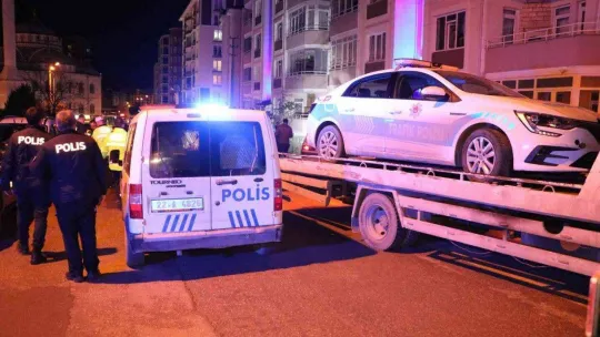 'Dur' ihtarına uymayan ehliyetsiz sürücü polis aracına çarpınca yakalandı