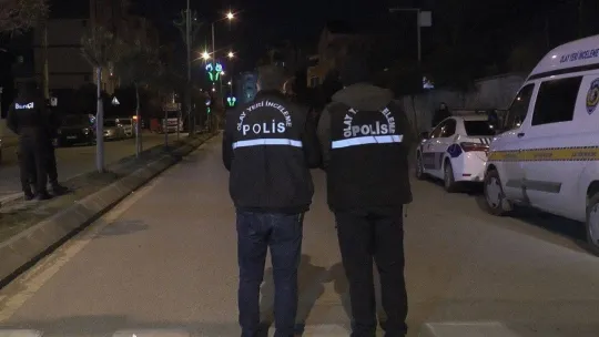 'Dur' ihtarına uymayıp polis memurunu ağır yaralamıştı, saklandığı yerde kıskıvrak yakalandı