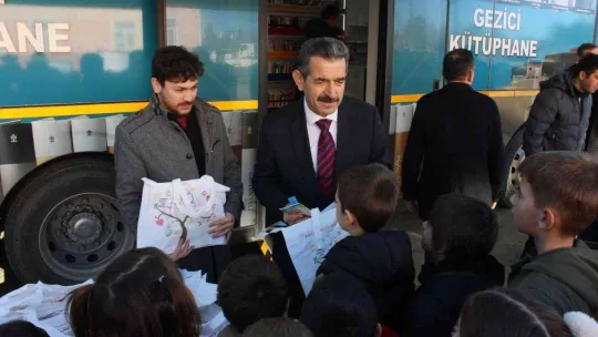 'Gezici Kütüphane' Kırsalda öğrencilere kitap sevgisi dağıtıyor