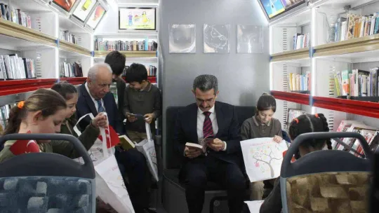 'Gezici Kütüphane' Kırsalda öğrencilere kitap sevgisi dağıtıyor