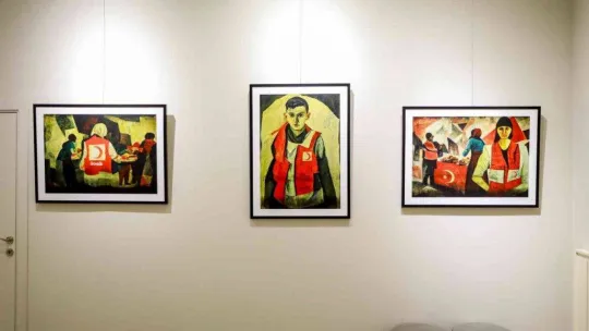 'Hilal-İ Ahmer'den bugüne gönüllülük kavramı 'Kırmızı Yelek' sergisi ile tuvale yansıyor