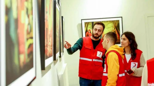 'Hilal-İ Ahmer'den bugüne gönüllülük kavramı 'Kırmızı Yelek' sergisi ile tuvale yansıyor