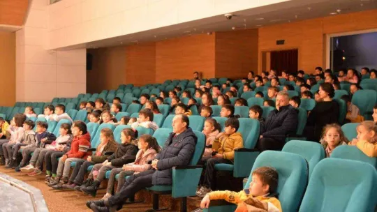 'Kostüm Odası'nı beğeniyle izlediler