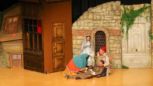 'Kumpanyada Curcuna' isimli oyun Başakşehirlilerle buluştu