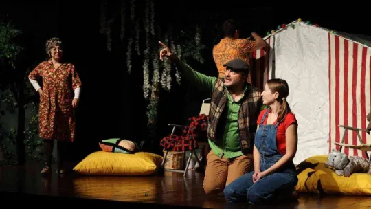 'Küsmesin Yıldızlar' tiyatro oyunu ile öğrencilerle buluştu