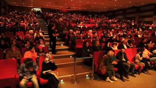 'Ölü Ozanlar Derneği' Başakşehirlilerden büyük ilgi gördü