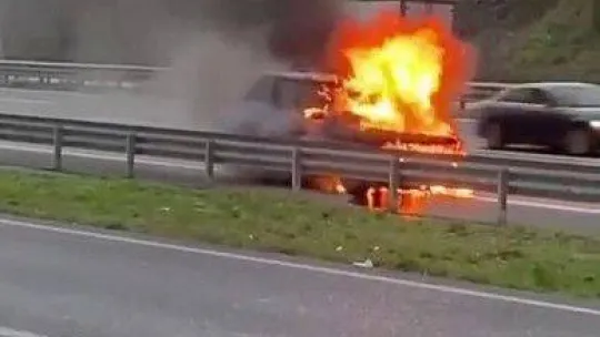 'Patlamasını bekliyoruz' diyerek alev alev yanan cipi kayda aldı