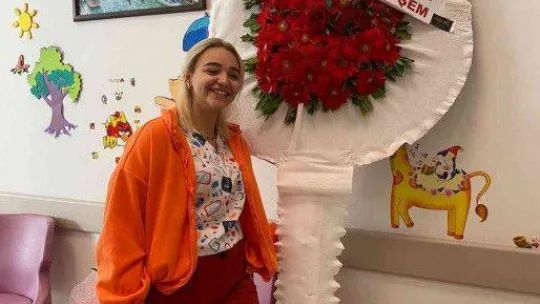 'Sahte doktor' inandırıcı olmak için kendi adına çelenk bile yaptırmış