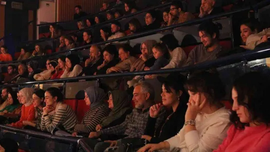 'Sırf Tiyatro' AKM'de kahkahaya boğdu