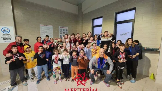 Mektebim koleji yüzme takımı madalyaları topladı