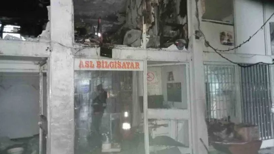 1 buçuk milyon lira değerindeki bilgisayar malzemesi yangında küle döndü