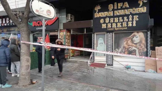 1 buçuk milyon lira değerindeki bilgisayar malzemesi yangında küle döndü