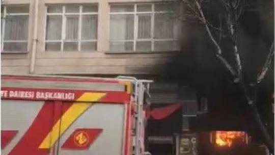 1 buçuk milyon lira değerindeki bilgisayar malzemesi yangında küle döndü