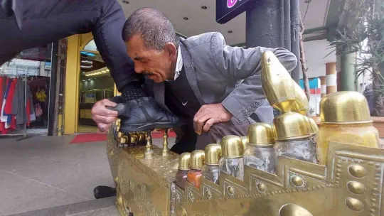 10 çocuğunu boya sandığı ile büyüttü