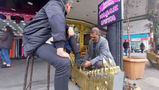 10 çocuğunu boya sandığı ile büyüttü