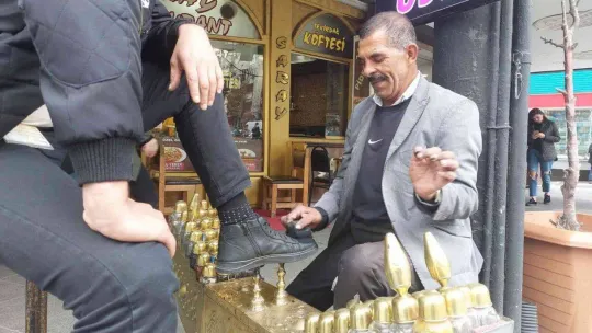 10 çocuğunu boya sandığı ile büyüttü