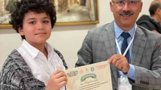 10 yaşındaki Hüseyin Uluslararası sempozyumda bildiri sundu