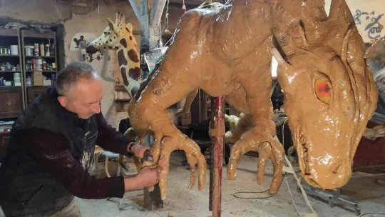 100 kilo hurda gazeteden dev ejderha yaptı