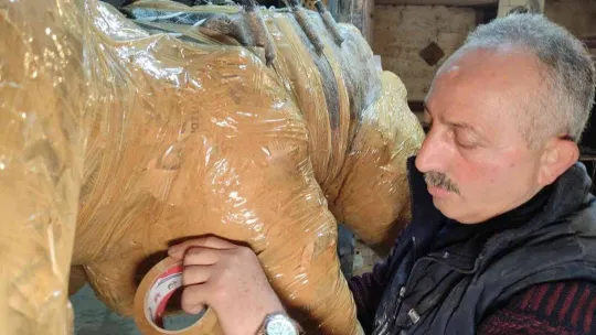 100 kilo hurda gazeteden dev ejderha yaptı