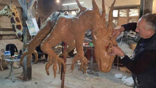 100 kilo hurda gazeteden dev ejderha yaptı