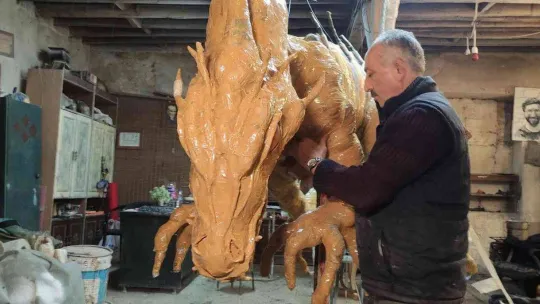 100 kilo hurda gazeteden dev ejderha yaptı