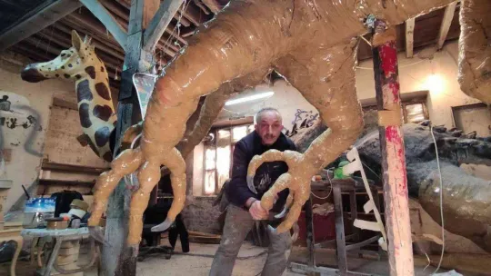 100 kilo hurda gazeteden dev ejderha yaptı