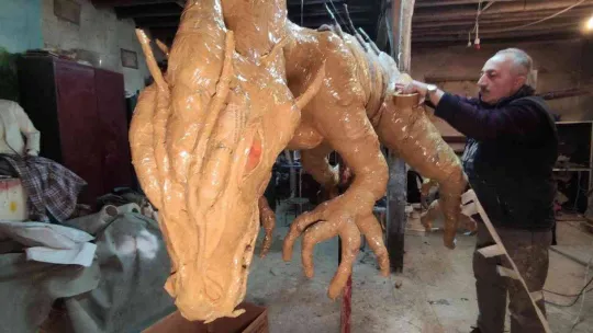 100 kilo hurda gazeteden dev ejderha yaptı