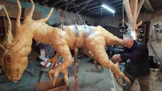 100 kilo hurda gazeteden dev ejderha yaptı