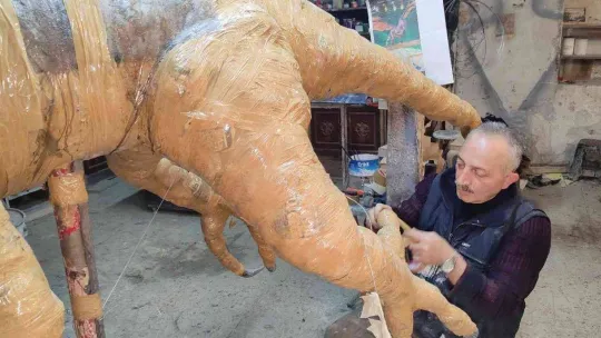 100 kilo hurda gazeteden dev ejderha yaptı