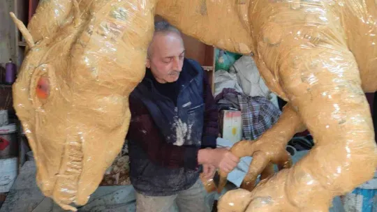100 kilo hurda gazeteden dev ejderha yaptı