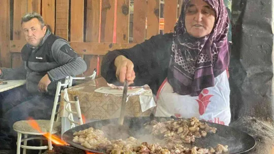 100 yıllık kaselerde 500 yıl öncesinin tarifiyle güveç yapıyorlar