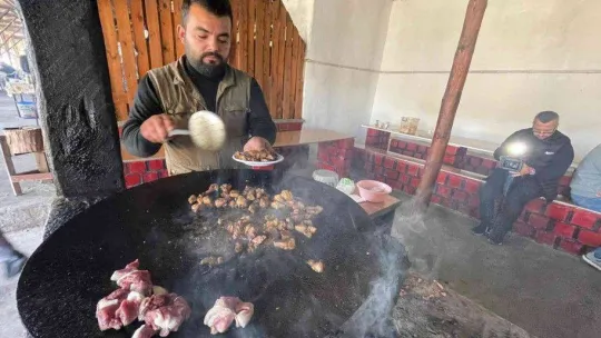 100 yıllık kaselerde 500 yıl öncesinin tarifiyle güveç yapıyorlar