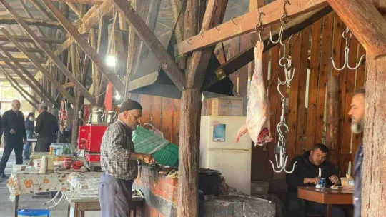 100 yıllık kaselerde 500 yıl öncesinin tarifiyle güveç yapıyorlar