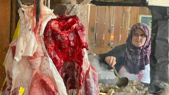 100 yıllık kaselerde 500 yıl öncesinin tarifiyle güveç yapıyorlar