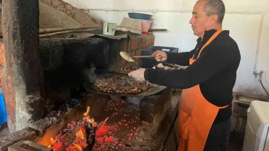 100 yıllık kaselerde 500 yıl öncesinin tarifiyle güveç yapıyorlar