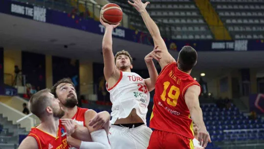 12 Dev Adam, Avrupa Şampiyonası'na galibiyetle başladı