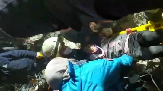 12 yaşındaki Aysima 42 saat sonra enkaz altından kurtarıldı