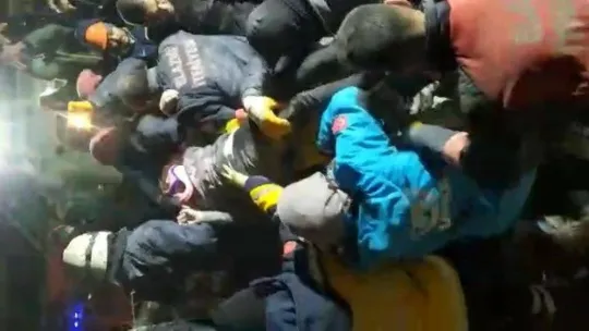 12 yaşındaki Aysima 42 saat sonra enkaz altından kurtarıldı