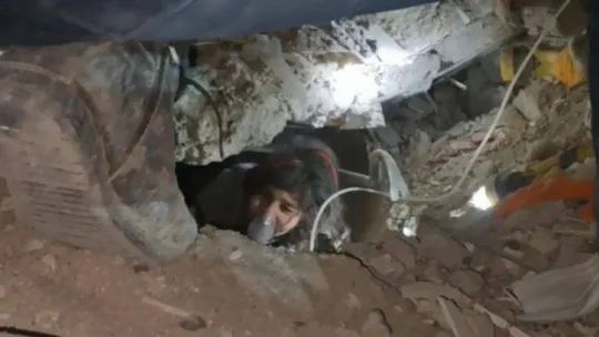 12 yaşındaki Aysima 42 saat sonra enkaz altından kurtarıldı