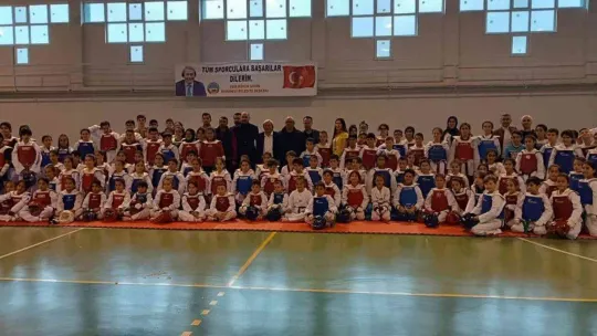 128 taekwondocu kıyasıya yarıştı