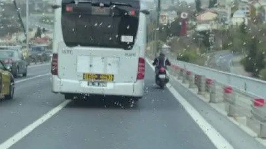 15 Temmuz Şehitler Köprüsü'nde metrobüs, motosikletliye siper oldu
