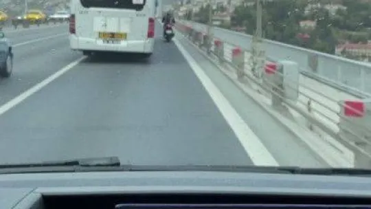 15 Temmuz Şehitler Köprüsü'nde metrobüs, motosikletliye siper oldu
