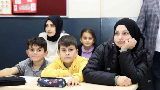 16 yıl sonra mezun öğrencilerini karşısında gördü, gözyaşlarını tutamadı