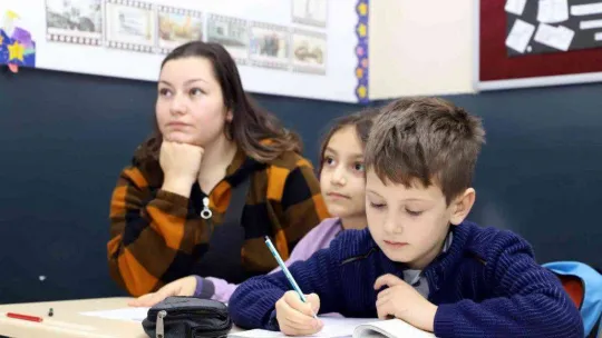 16 yıl sonra mezun öğrencilerini karşısında gördü, gözyaşlarını tutamadı