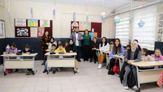 16 yıl sonra mezun öğrencilerini karşısında gördü, gözyaşlarını tutamadı