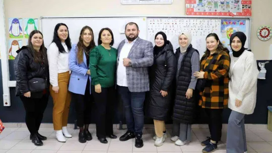 16 yıl sonra mezun öğrencilerini karşısında gördü, gözyaşlarını tutamadı