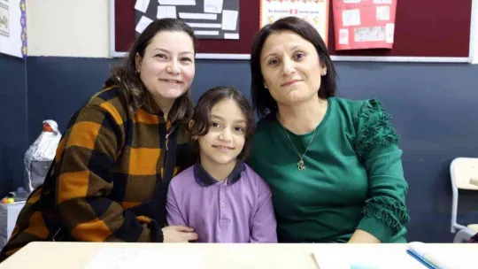 16 yıl sonra mezun öğrencilerini karşısında gördü, gözyaşlarını tutamadı