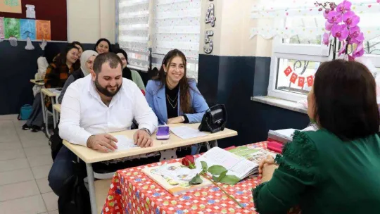 16 yıl sonra mezun öğrencilerini karşısında gördü, gözyaşlarını tutamadı