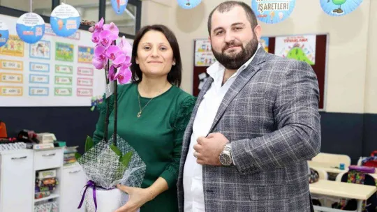 16 yıl sonra mezun öğrencilerini karşısında gördü, gözyaşlarını tutamadı