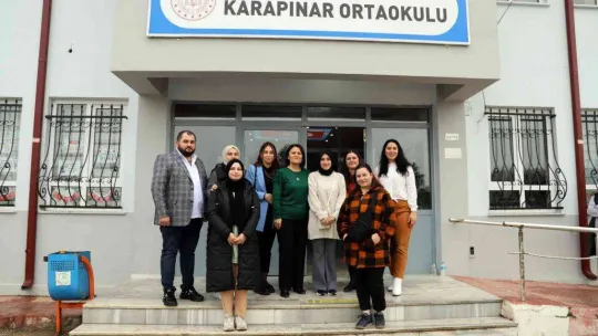 16 yıl sonra mezun öğrencilerini karşısında gördü, gözyaşlarını tutamadı